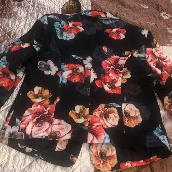 Absolutely gorgeous blazer. Size fit to L. Silk feeling - Picture 11 of 15